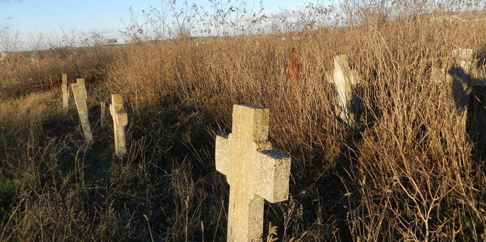 Pietre funerare germane lăsate în paragină în cimitirul ortodox din Cataloi