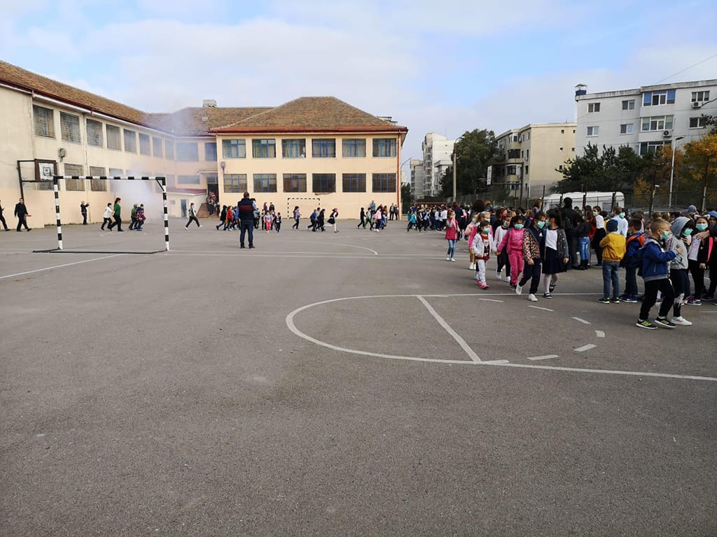 info-sud-est-elevi-curtea-scolii