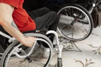persoane cu dizabilitati scaun cu rotile