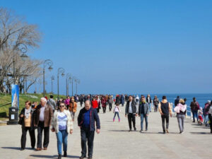 cazino-acordeon-faleza-cazino-constanteni-oameni-plimbare-vreme-buna2-1-1024x768