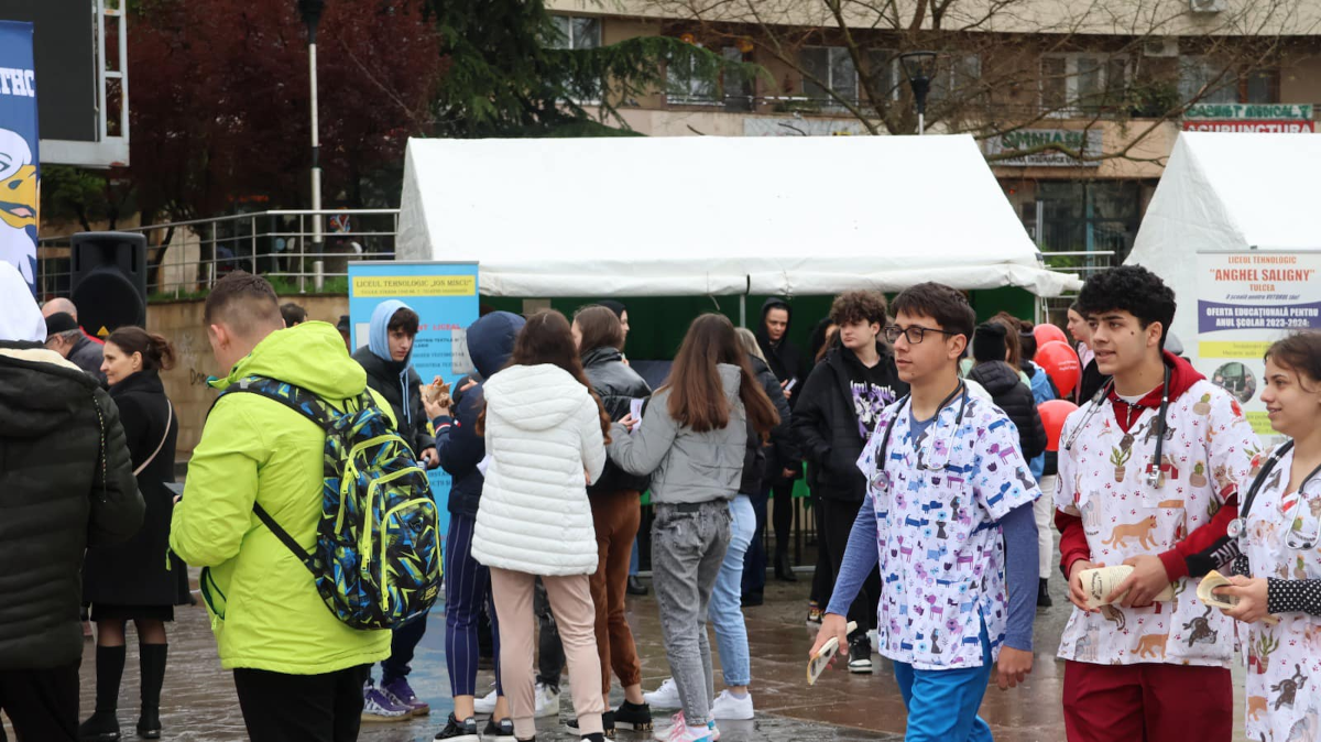 tineri tulcea elevi piata civica