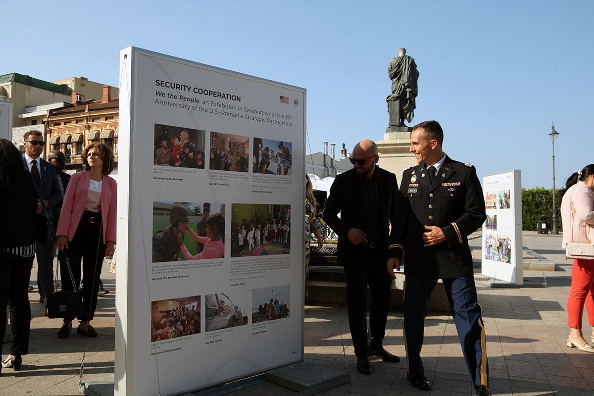 noi poporul expozitie piata ovidiu