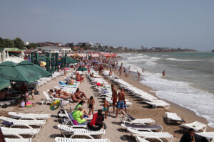litoral, sezon estival, vara, plaja, turisti, turism, costinesti, statiuni, nisip, marea neagră, sezlong, aglomeratie