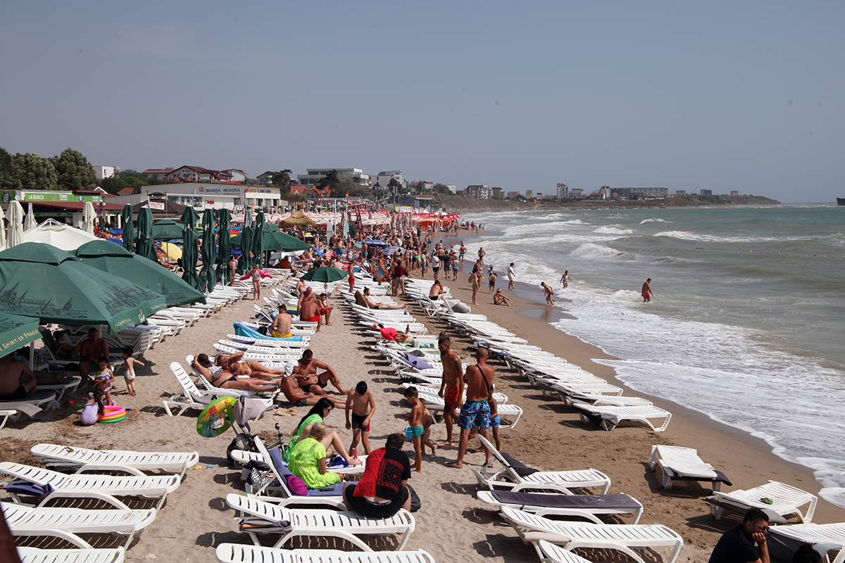 litoral, sezon estival, vara, plaja, turisti, turism, costinesti, statiuni, nisip, marea neagră, sezlong, aglomeratie