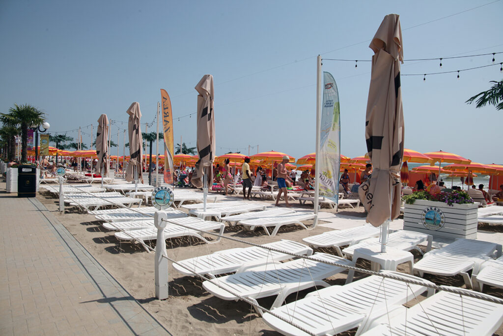 litoral, sezon estival, vara, plaja, turisti, turism, costinesti, statiuni, nisip, marea neagră, sezlong, aglomeratie