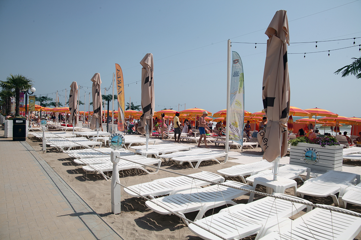 litoral, sezon estival, vara, plaja, turisti, turism, costinesti, statiuni, nisip, marea neagră, sezlong, aglomeratie