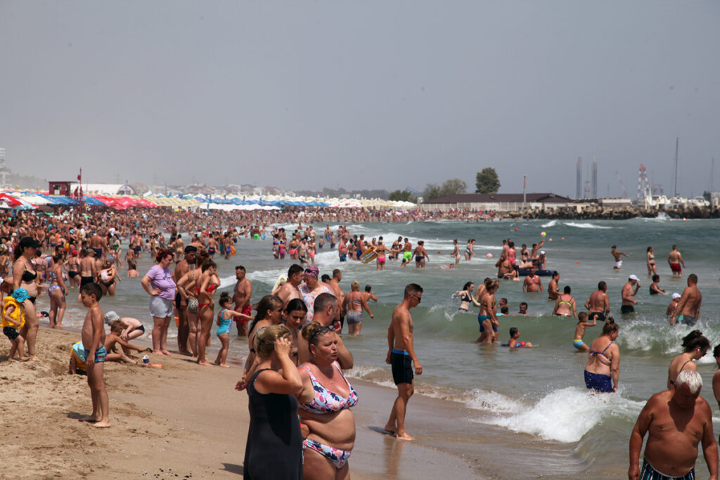litoral, sezon estival, vara, plaja, turisti, turism, eforie, statiuni, nisip, marea neagră, sezlong, aglomeratie