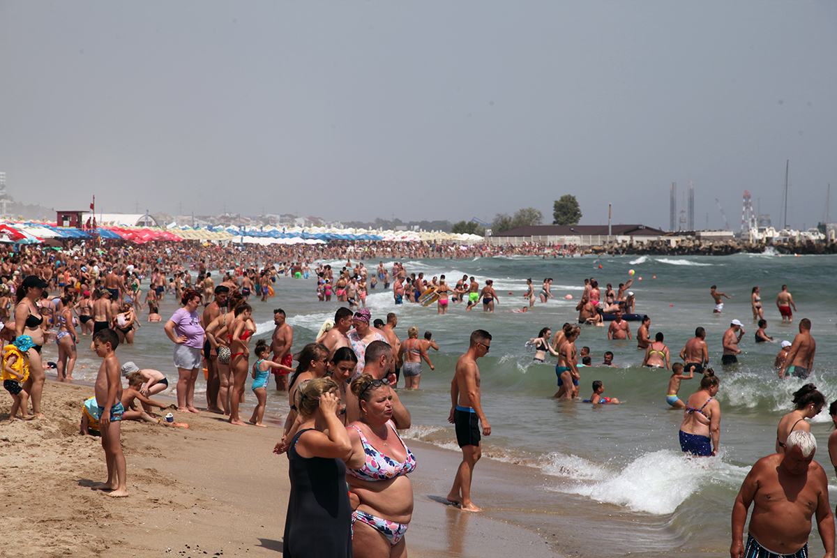 litoral, sezon estival, vara, plaja, turisti, turism, eforie, statiuni, nisip, marea neagră, sezlong, aglomeratie