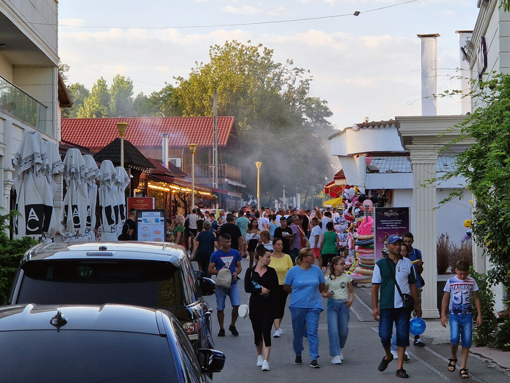 satul de vacanta constanta gratare mici tarabe turisti litoral sezon mamaia jocuri