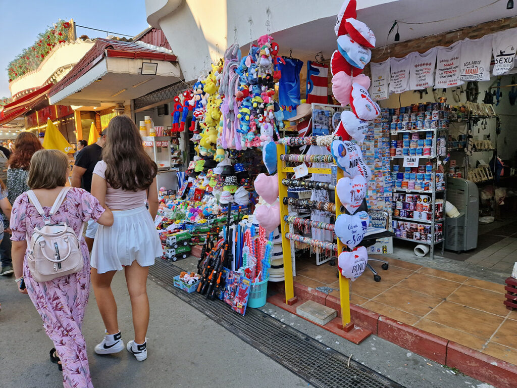 satul de vacanta constanta gratare mici tarabe turisti litoral sezon mamaia jocuri