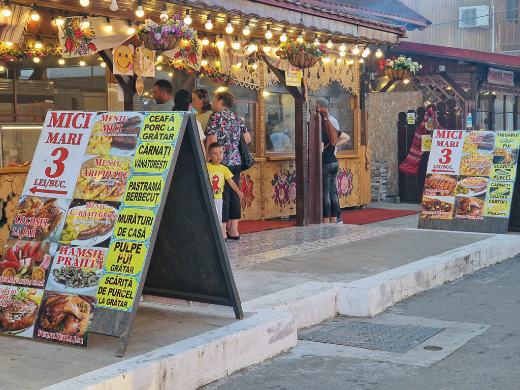 satul de vacanta constanta gratare mici tarabe turisti litoral sezon mamaia jocuri