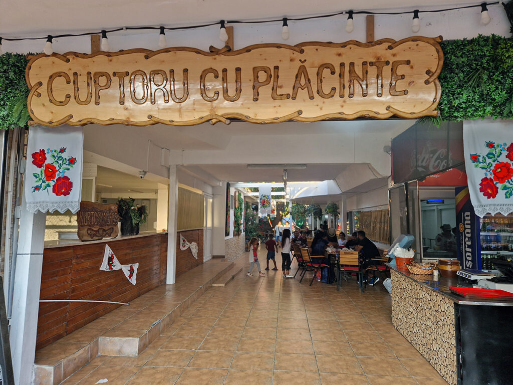 satul de vacanta constanta gratare mici tarabe turisti litoral sezon mamaia jocuri
