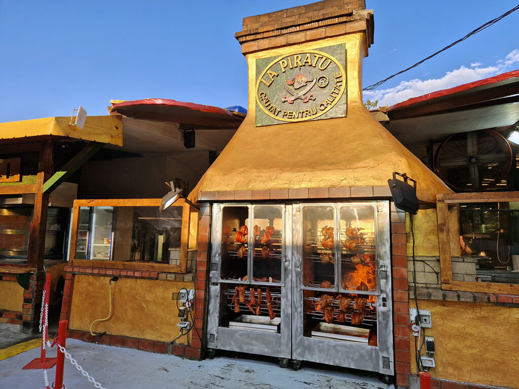 satul de vacanta constanta gratare mici tarabe turisti litoral sezon mamaia jocuri