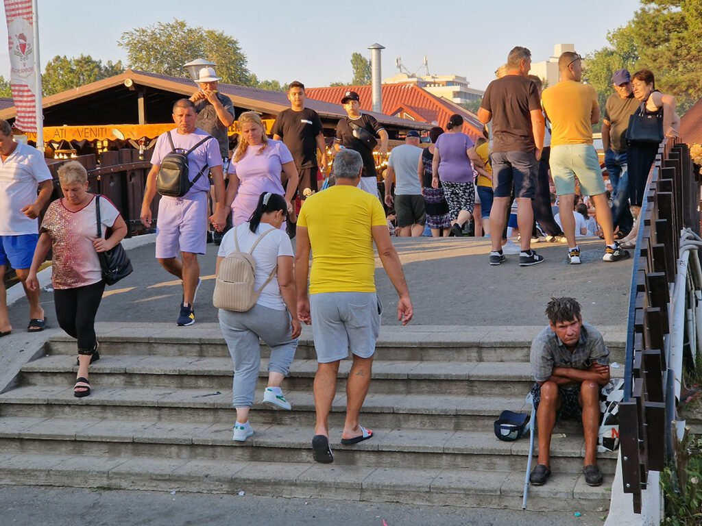 satul de vacanta constanta gratare mici tarabe turisti litoral sezon mamaia jocuri