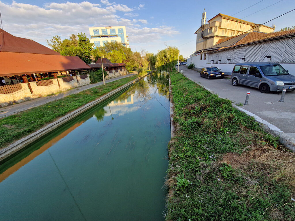 satul de vacanta constanta gratare mici tarabe turisti litoral sezon mamaia jocuri lac