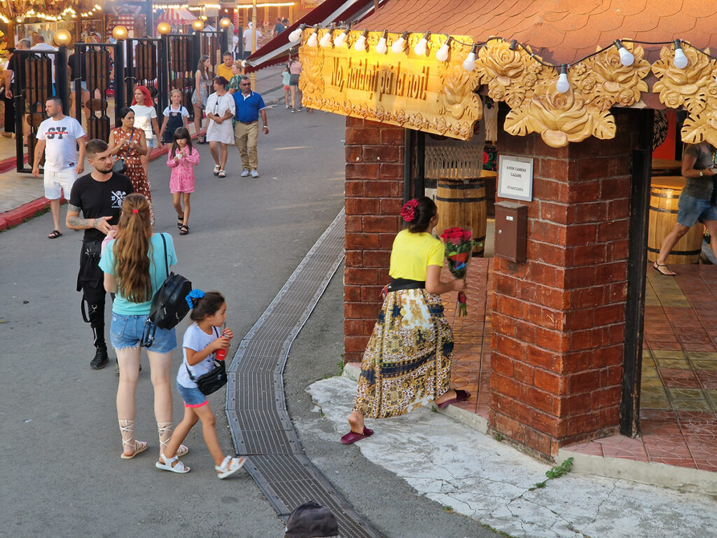 satul de vacanta constanta gratare mici tarabe turisti litoral sezon mamaia jocuri