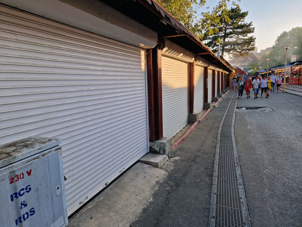 satul de vacanta constanta gratare mici tarabe turisti litoral sezon mamaia jocuri