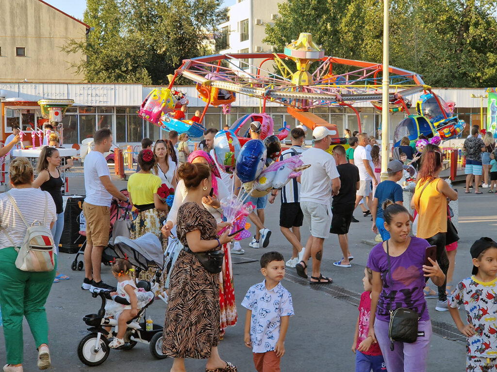 satul de vacanta constanta gratare mici tarabe turisti litoral sezon mamaia jocuri