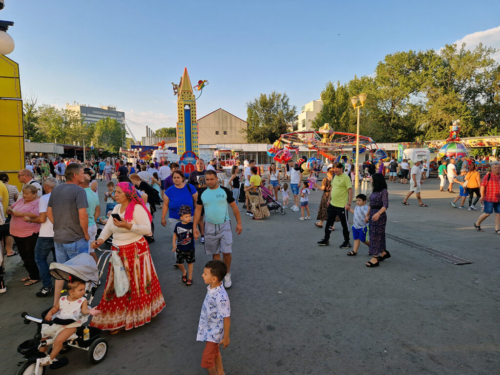 satul de vacanta constanta gratare mici tarabe turisti litoral sezon mamaia jocuri