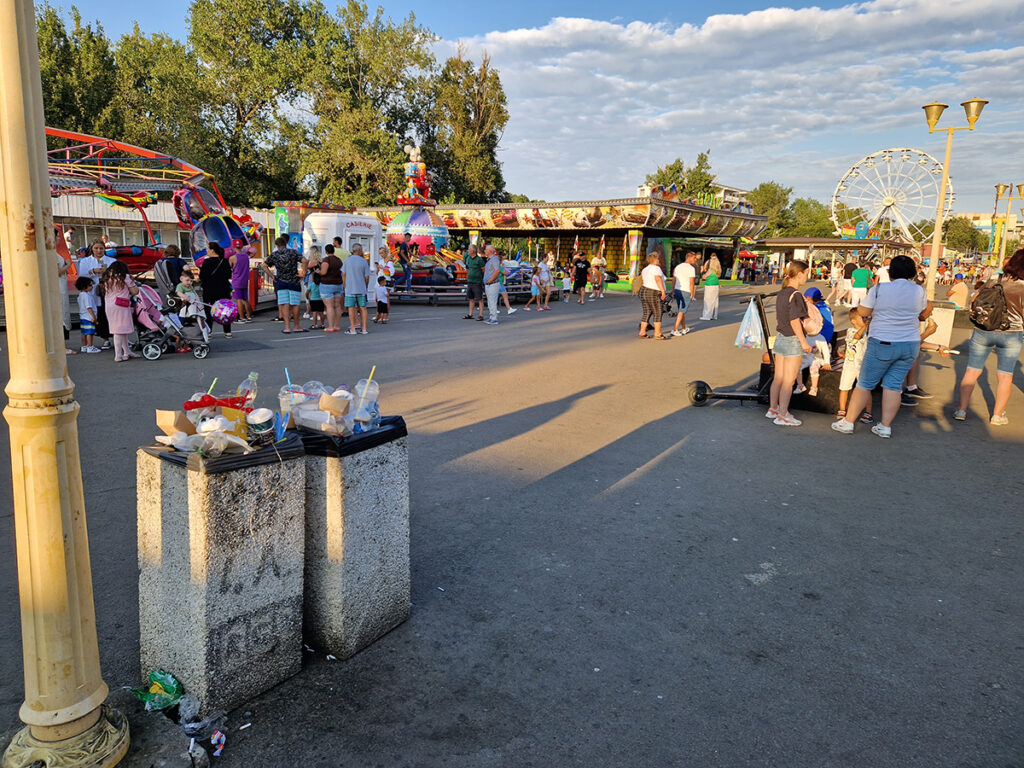 satul de vacanta constanta gratare mici tarabe turisti litoral sezon mamaia jocuri