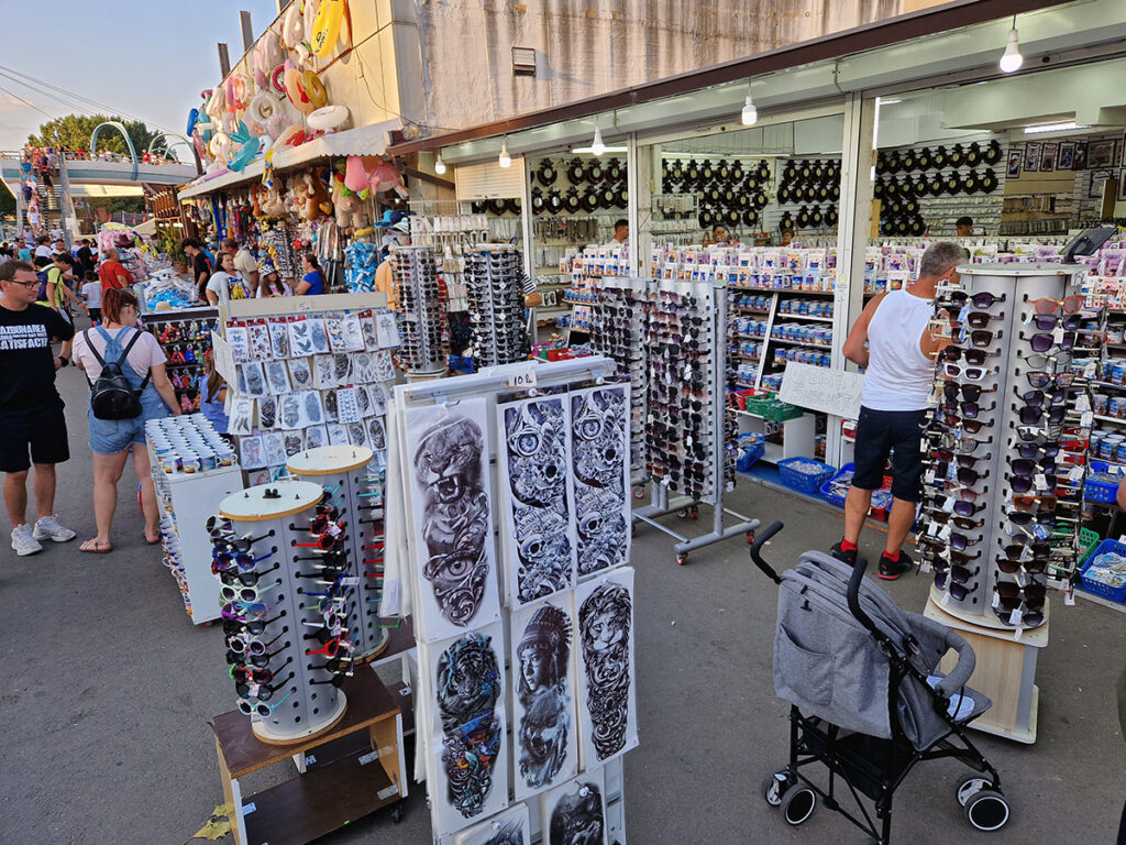 satul de vacanta constanta gratare mici tarabe turisti litoral sezon mamaia jocuri