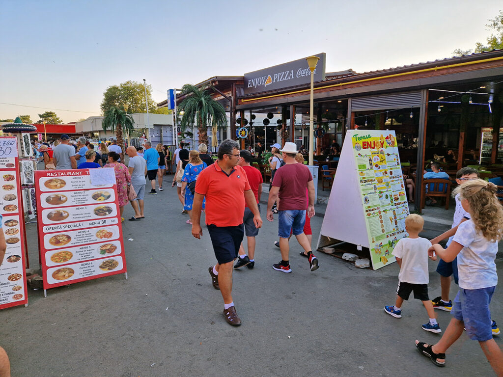 satul de vacanta constanta gratare mici tarabe turisti litoral sezon mamaia jocuri