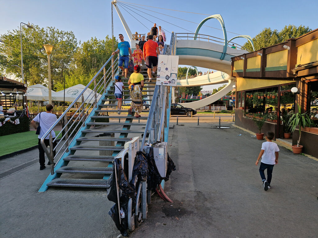 satul de vacanta constanta gratare mici tarabe turisti litoral sezon mamaia jocuri