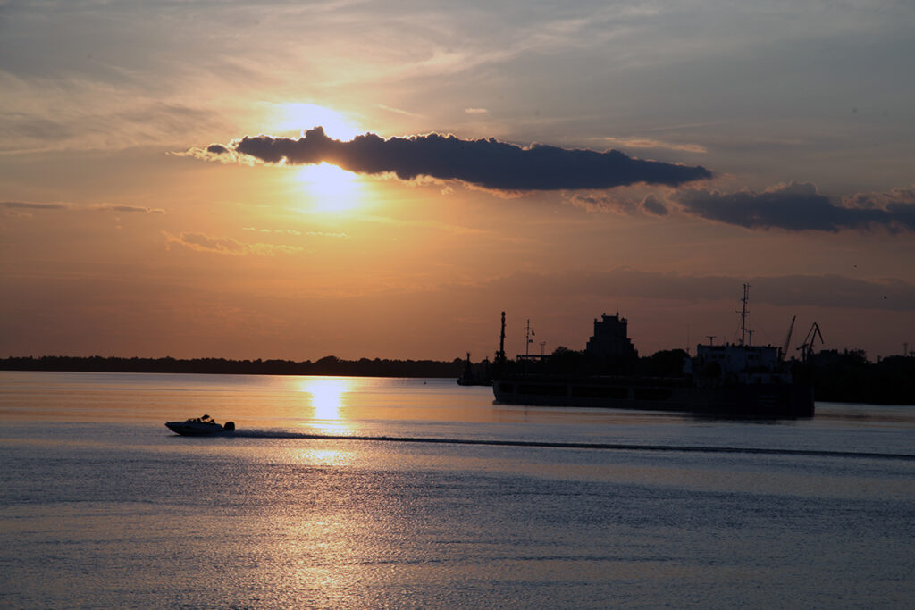 chilia veche delta dunarii dunare barci vapor tulcea cereale ucraina