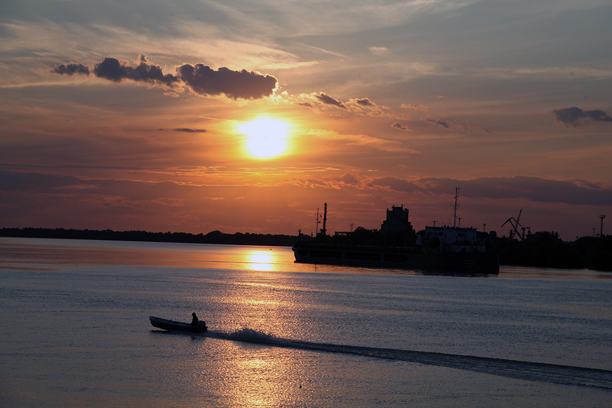 chilia veche delta dunarii dunare barci vapor tulcea cereale ucraina