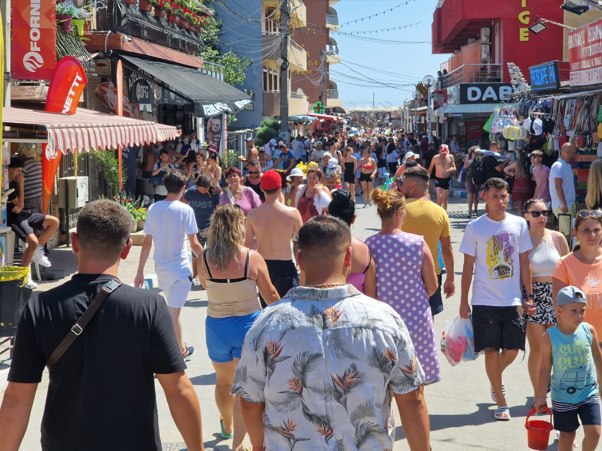 costinești litoral mulțime aglomerație stradă