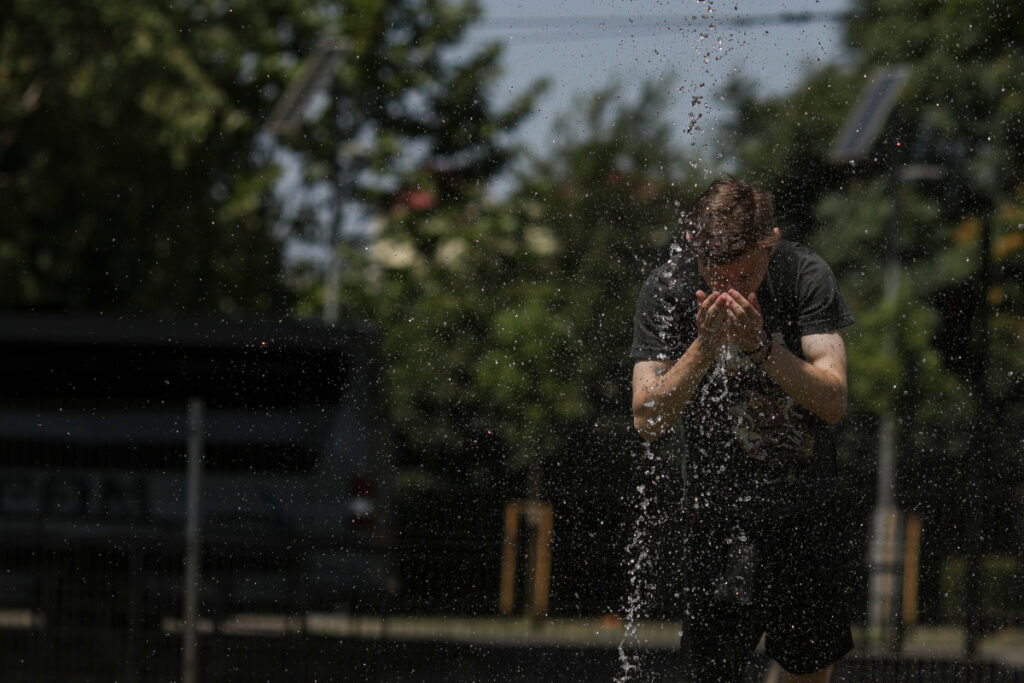 oameni canicula fantana caldura