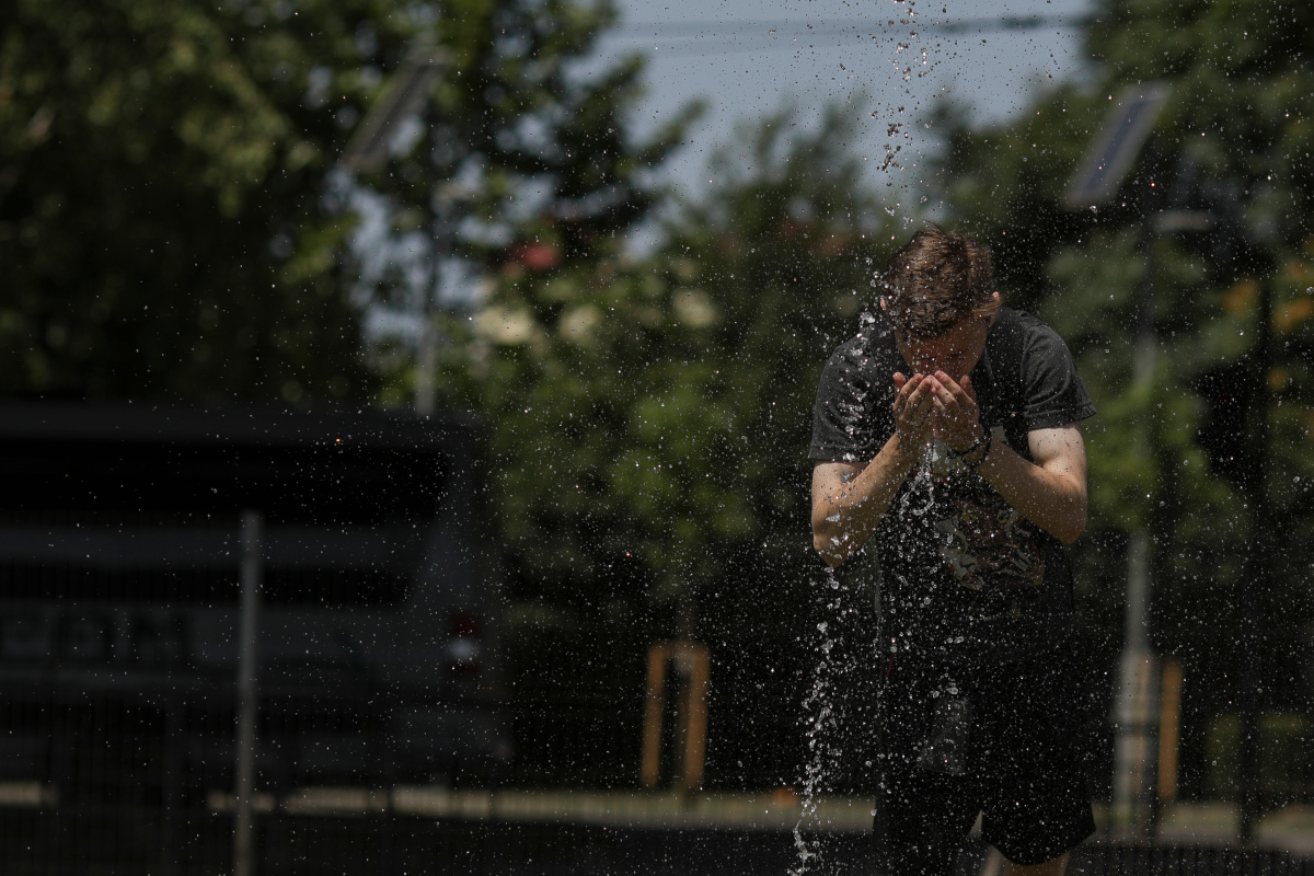 oameni canicula fantana caldura