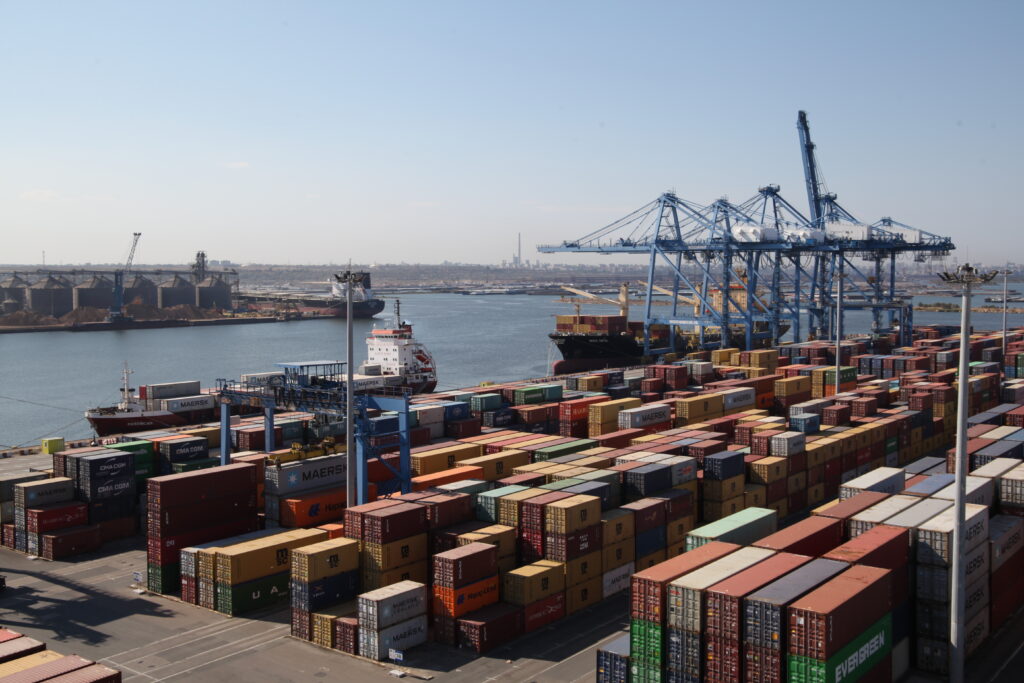 portul constanta, remorchere, cargo, nave, vapoare, cereale, cale ferate port, dane, transport, containere, macarale, marfuri, comert, export, import, silozuri, cereale ucrainene (7)