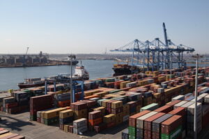 portul constanta, remorchere, cargo, nave, vapoare, cereale, cale ferate port, dane, transport, containere, macarale, marfuri, comert, export, import, silozuri, cereale ucrainene (7)