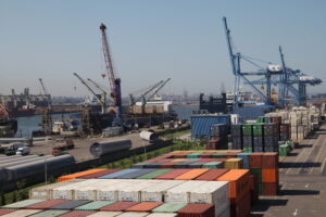 portul constanta, remorchere, cargo, nave, vapoare, cereale, cale ferate port, dane, transport, containere, macarale, marfuri, comert, export, import, silozuri, cereale ucrainene (7)