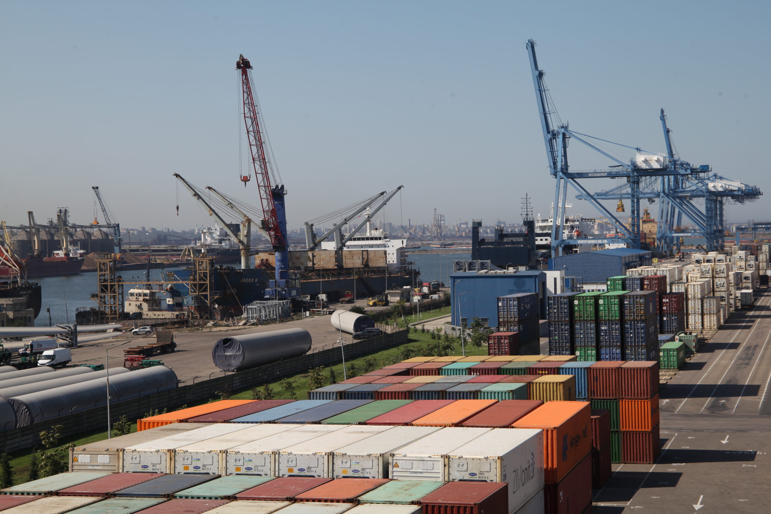 portul constanta, remorchere, cargo, nave, vapoare, cereale, cale ferate port, dane, transport, containere, macarale, marfuri, comert, export, import, silozuri, cereale ucrainene (7)