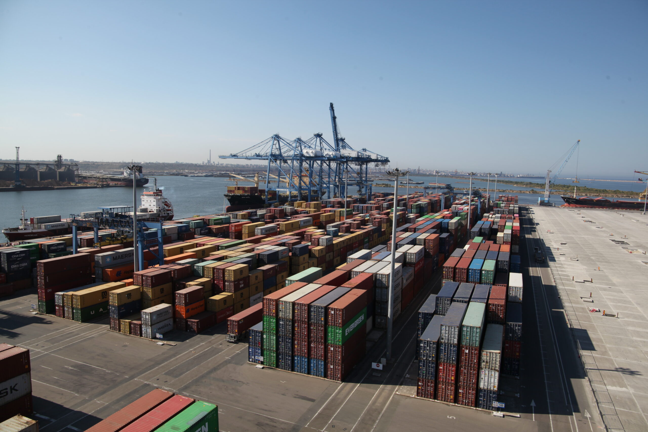 portul constanta, remorchere, cargo, nave, vapoare, cereale, cale ferate port, dane, transport, containere, macarale, marfuri, comert, export, import, silozuri, cereale ucrainene (7)