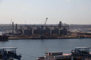 portul constanta, remorchere, cargo, nave, vapoare, cereale, cale ferate port, dane, transport, containere, macarale, marfuri, comert, export, import, silozuri, cereale ucrainene (7)