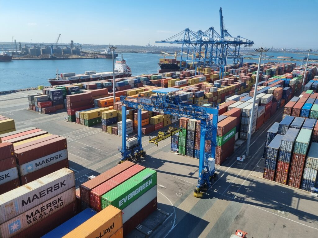 portul constanta, remorchere, cargo, nave, vapoare, cereale, cale ferate port, dane, transport, containere, macarale, marfuri, comert, export, import, silozuri, cereale ucrainene (7)