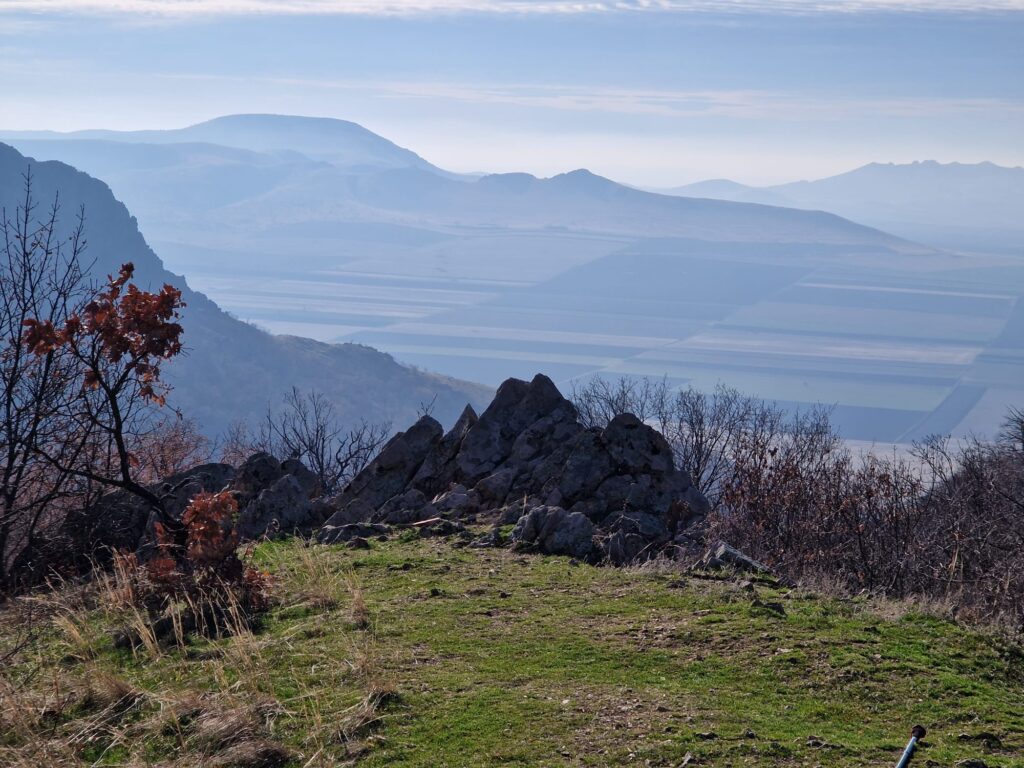 muntii macin rezervatie naturala parcul muntii macin varful tutuiatu roci stanci munti hercinici padure expeditie drumetie vacanta concediu turisti tulcea greci (29)