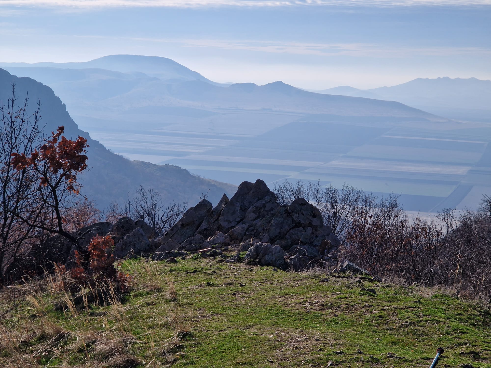 muntii macin rezervatie naturala parcul muntii macin varful tutuiatu roci stanci munti hercinici padure expeditie drumetie vacanta concediu turisti tulcea greci (29)