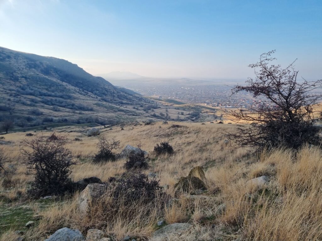 muntii macin rezervatie naturala parcul muntii macin varful tutuiatu roci stanci munti hercinici padure expeditie drumetie vacanta concediu turisti tulcea greci (29)