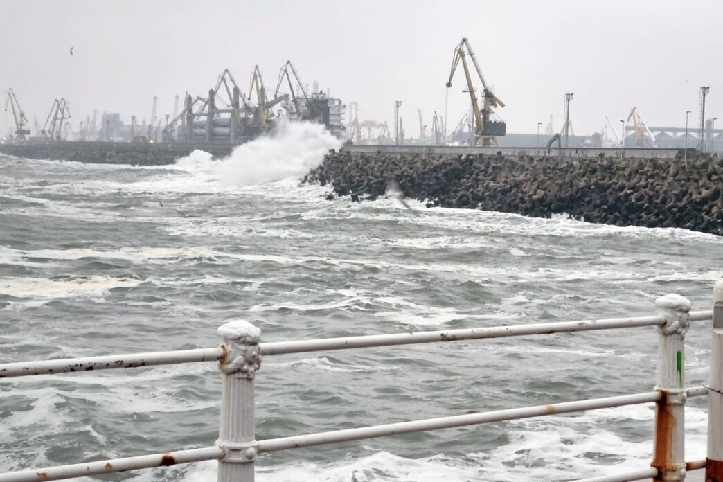 valuri faleza portul constanta furtuna