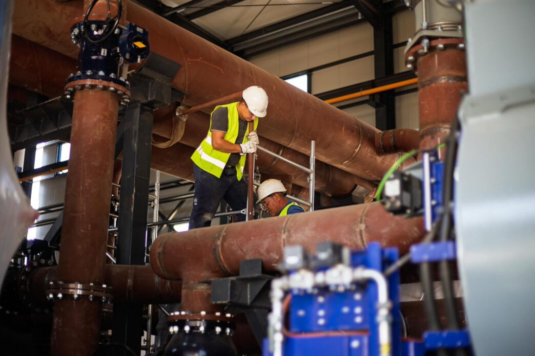 Constanța devine HUB-ul energetic al României și al Mării Negre, a transmis într-o postare pe Facebook, luni seara, ministrul Bogdan Ivan. "Împreună cu președintele ANRE, George Niculescu, directorul general al Transgaz, Ion Sterian, primarul Constanței Vergil Chițac și cu viceprimarul Costin Răsăuțeanu, am verificat astăzi stadiul lucrărilor la unitatea de cogenerare de la Constanța, o investiție de peste 740 de milioane lei din fonduri #PNRR și de la bugetul de stat care va genera 52 MW energie electrică și 45 MW termici, pregătită si pentru folosirea hidrogenului verde ca înlocuitor al gazului natural. Lucrările avansează și vor fi gata în vara anului viitor", se mai arată în postarea ministrului Energiei. "Am avut discuții aplicate cu managementul companiei Oil Terminal, cel mai mare terminal petrolier din sud-estul Europei, care implementează 2 proiecte majore: un terminal de bitum de capacitate 6.000, cu un rulaj de cca 100.000 tone anual, precum și un rezervor de 10.000 de mc care va fi gata în această toamnă. Am revenit și la Petromidia, unde centrala de cogenerare a rafinăriei este unul dintre cele mai mari proiecte de eficiență energetică din regiunea Dobrogea în ultimii ani", a mai scris Ivan pe Facebook. "Constanța își consolidează poziția de lider energetic regional prin investiții integrate în producția de energie curată şi infrastructură modernă", a conchis Bogdan Ivan.