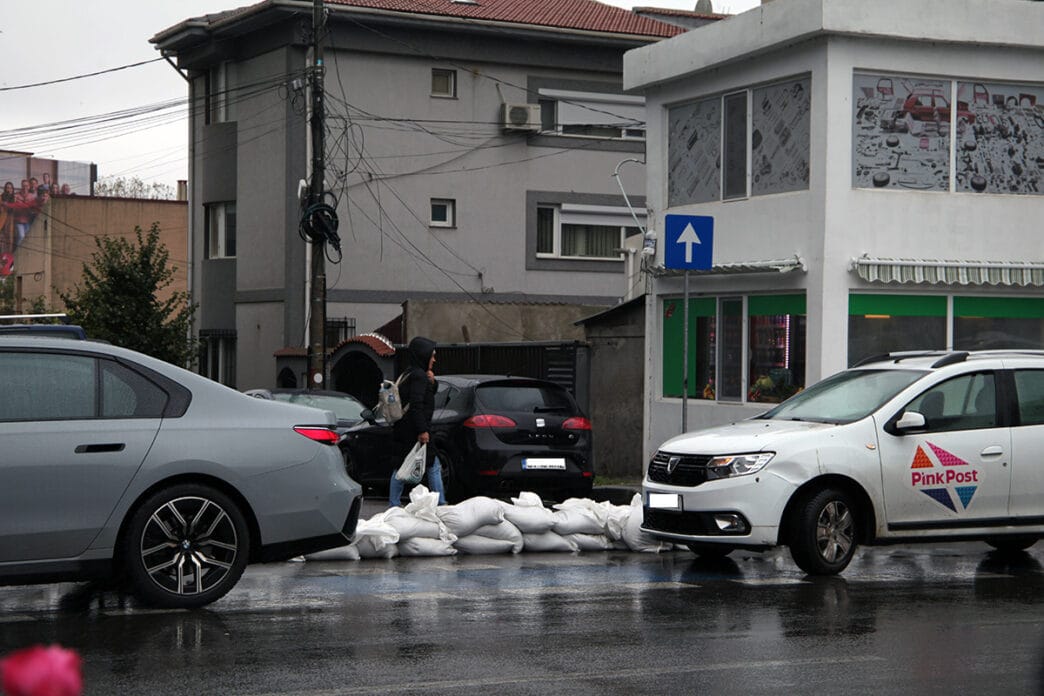 cod rosu furtuna vijelie ploi umbrela constanta saci nisip