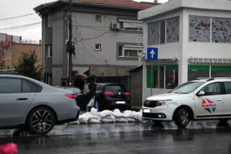 cod rosu furtuna vijelie ploi umbrela constanta saci nisip