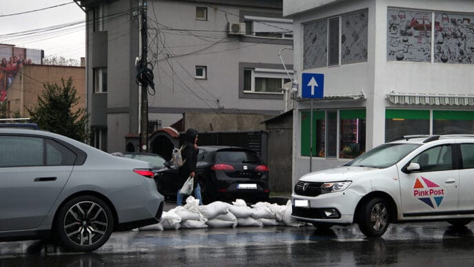cod rosu furtuna vijelie ploi umbrela constanta saci nisip