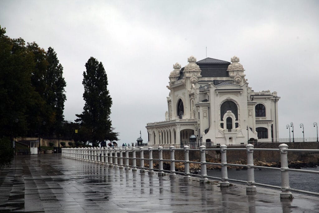 cod rosu furtuna vijelie ploi umbrela constanta saci nisip