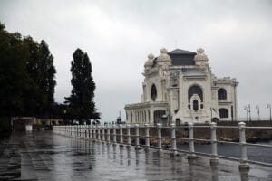 cod rosu furtuna vijelie ploi umbrela constanta saci nisip
