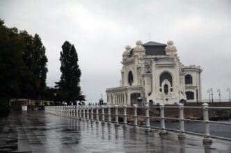 cod rosu furtuna vijelie ploi umbrela constanta saci nisip